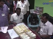 கரூர் அருகே வாகன சோதனையில் ரூ.33 லட்சம் பறிமுதல் - வீடியோ 