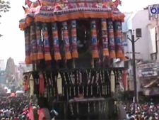 மதுரை சித்திரை திருவிழா: மாசி வீதிகளில் ஆடி அசைந்து வந்த தேர்- வீடியோ