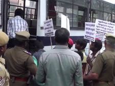 மதுரையில் டாஸ்மாக் மண்டல அலுவலகத்தை முற்றுகையிட முயன்றவர்கள் கைது: வீடியோ