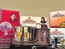 மதுரையில் குடோனில் பதுக்கி வைத்திருந்த விலையில்லா கிரைண்டர்கள் பறிமுதல்