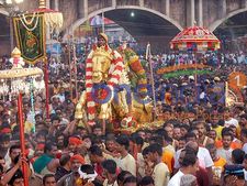 மதுரை சித்திரை திருவிழா 2016: வைகையில் இறங்கிய கள்ளழகர்- வீடியோ