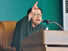திமுக - காங்கிரஸ் கொள்ளை கூட்டணிக்கு சம்மட்டி அடி கொடுங்கள்: மதுரையில் ஜெ. பேச்சு 