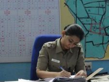 கரூர் எஸ்.பி வந்திதா பாண்டேவை மிரட்ட பொம்மை துப்பாக்கியைக் கொடுத்து விட்டது யார்? 