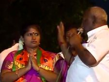 பிரசார கூட்டத்தில் பாஜக மாவட்ட தலைவர் முதுகில் அடித்த பொன்.ராதாகிருஷ்ணன் - வீடியோ