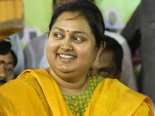 காமெடி பீஸு.. சிப்பு சிப்பா வருது.. திமுக தேர்தல் அறிக்கையை கிண்டலடிக்கும் விந்தியா! 