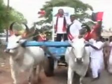 மாட்டு வண்டி கட்டிக்கிட்டு.. அப்பாவுக்காக வித்தியாசமாக பிரச்சாரம் செய்யும் மு.க.தமிழரசு