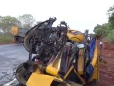 சிவகங்கை: லாரிகள் நேருக்கு நேர் மோதி விபத்து ஒருவர் பலி 3 பேர் காயம் - வீடியோ 