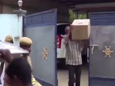 கரூர் அதிமுக பிரமுகர் அன்புநாதன் உதவியாளர் வீட்டில் அதிரடி ரெய்டு- வீடியோ