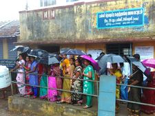 வெள்ளம் பாதித்த சென்னை, காஞ்சி, திருவள்ளூர், கடலூர் மாவட்டங்களில் விறுவிறு வாக்குப் பதிவு..!