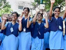 +2 தேர்ச்சி.. ஈரோடு 'டாப்'... கடைசி இடத்தில் வேலூர்.. 3வது இடத்திற்குப் போன விருதுநகர்!