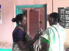 அங்கன்வாடி உணவுப் பொருட்களை விற்பனை செய்த ஊழியர்- பொதுமக்கள் முற்றுகை- வீடியோ