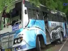 ஈரோடு அருகே தனியார் பேருந்து மீது பைக் மோதி விபத்து - இளைஞர் பலி - வீடியோ 