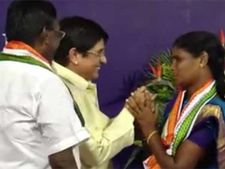 எம்.எல்.ஏ.க்கள் காலில் விழுவதை தடுக்க புது டெக்னிக் கண்டுபிடித்த கிரண்பேடி: வீடியோ