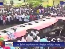 பென் டிரைவ் மாட்டுவதற்காக எழுந்த டிரைவர்... விபத்தில் சிக்கிய பேருந்து... ஒருவர் பலி - வீடியோ 
