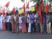 காவல்துறை ஒருதலைப் பட்சமாக செயல்படுகிறது... இந்து முன்னனியினர் சாலைமறியல்- வீடியோ