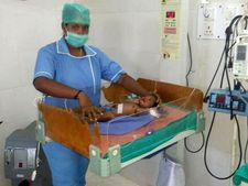 பிறந்து 2 நாட்களேயான பெண் குழந்தை முட்புதரில்  கண்டெடுப்பு- போலீஸார் தீவிர விசாரணை