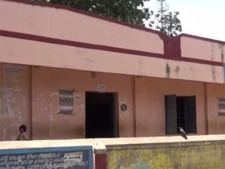 பள்ளி ஆசிரியையை இப்படியா தலைமை ஆசிரியை திட்டுவது?- வீடியோ
