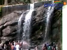 நீர்வரத்து குறைவு... சுருளி அருவியில் குவியும் சுற்றுலாப் பயணிகள் ஏமாற்றம் - வீடியோ 