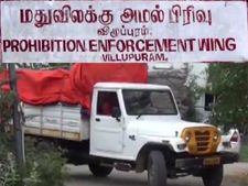 உப்பு மூட்டைகளுக்கு அடியில் பதுக்கி கடத்தப்பட்ட 5 லட்சம் மதிப்புள்ள மதுபாட்டில்கள் பறிமுதல் - வீடியோ