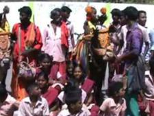 ஜாதிச் சான்றிதழ் வேண்டும்... பூம் பூம் மாடுகளுடன் கலெக்டர் ஆபீஸ் வந்த மாணவர்கள்- வீடியோ 