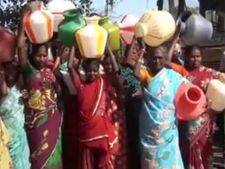 6 மாதமாக குடிநீர் வரவில்லை... காலிகுடங்களுடன் சாலை மறியலில் ஈடுபட்ட பெண்கள்- வீடியோ