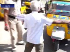 பேனர்களைத் தொடர்ந்து ஆட்டோ பறிமுதலில் குதித்த டிராபிக் ராமசாமி... மதுரையில் பரபரப்பு- வீடியோ 