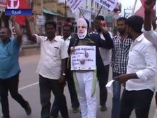 விலைவாசி உயர்வு... வேலையின்மை... ‘மோடி’ முகமூடியுடன் சிபிஎம் ஆர்ப்பாட்டம்- வீடியோ 