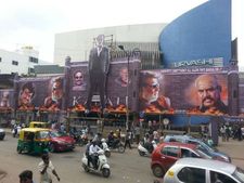 கபாலி கொண்டாட்டம்:  பெங்களூரு முழுக்க கபாலி காய்ச்சலில் அலையும் ரசிகர்கள் - வீடியோ 