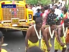 ஆடி வெள்ளி... கனரக வாகனத்தை முதுகில் அலகு குத்தி இழுத்துச் சென்ற பக்தர்கள்- வீடியோ 