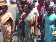 சேலம்: நூற்பாலை தொழிலாளர்கள் கலெக்டர் வீட்டை முற்றுகையிட முயற்சி - வீடியோ 