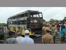 ஹூப்ளி அருகே தனியார் பேருந்தில் தீ: 3 பேர் உடல் கருகி பலி, 12 பேர் காயம்