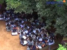 சிவகங்கை: அபாய நிலையில் பள்ளிக் கட்டடம்... மரத்தடியில் கல்வி கற்கும் மாணவர்கள் - வீடியோ