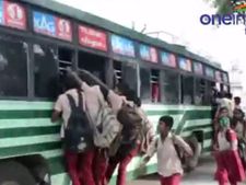 கரணம் தப்பினால் மரணம்... பஸ் படிக்கட்டுகளில் தொங்கியபடி பள்ளி செல்லும் மாணவர்கள்- வீடியோ 