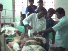 பாரம் தாளாமல் கவிழ்ந்த சுமையேற்றும் வாகனம்... 19 பேர் காயம்.. போலீஸ் விசாரணை- வீடியோ