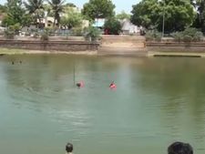 குளத்து நீரில் மூழ்கி டிரைவர் பலி... குளிக்கச் சென்றபோது பரிதாபம்- வீடியோ 