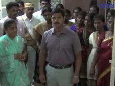 மதுரை அரசு பிற்படுத்தப்பட்டோர் பள்ளி மாணவிகள் விடுதியில் கலெக்டர் அதிரடி ஆய்வு- வீடியோ 