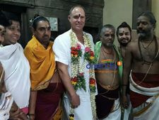 பட்டு  வேட்டி கட்டி.. மதுரை மீனாட்சியை பயபக்தியுடன் தரிசித்த மாத்யூ ஹெய்டன்!