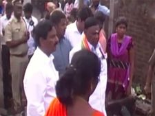 மின்னல் தாக்கி ஒருவர் பலி, 20 வீடுகள் கருகின... முதல்வர் நாராயணசாமி நேரில் ஆறுதல்- வீடியோ
