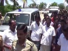 கரூர் தொழிலதிபரிடம் ரூ.50 கோடி கேட்டு மிரட்டிய முகமூடி கும்பல் கைது- வீடியோ