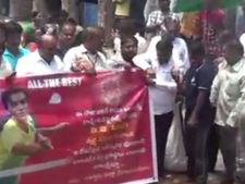 சிந்துவிற்கு ‘தங்கம்’ கிடைக்க வேண்டும்... திருப்பதியில் தேங்காய் உடைத்த இளைஞர்கள்- வீடியோ 