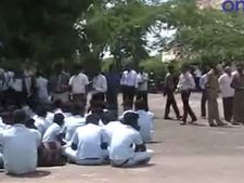 கூடுதல் கட்டணம்... போதிய வசதியில்லை... கல்லூரியை முற்றுகையிட்ட மாணவர்கள்- வீடியோ 