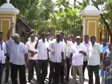 ஊதியம் கேட்டு புதுச்சேரியில் சுண்ணாம்பு ஆறு படகு குழாம் ஊழியர்கள் ஸ்டிரைக்: வீடியோ 