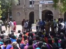கண்மாயில் மண் எடுப்பதைத் தடுக்கக் கோரி... சாலையில் “உருண்டு புரண்டு” போராடிய மக்கள்- வீடியோ 