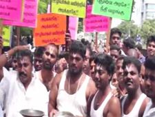 பட்டை நாமம், கையில் திருவோடு... மீண்டும் பணி வழங்கக்கோரி ஊழியர்கள் நடத்திய நூதனப் போராட்டம்- வீடியோ