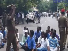 புதுவை: தண்ணீர் தொட்டியில் ஏறி தற்கொலை மிரட்டல் விடுத்த பணி நீக்க ஊழியர்கள்- வீடியோ