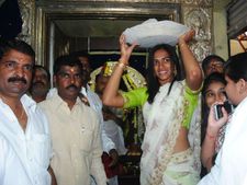 சேலை உடுத்தி காளி கோவிலில் 'சில்வர் ஸ்டார்' சிந்து சிறப்பு பூஜை