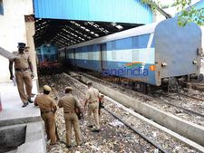 ஒன்றரை மணி நேரம் நடுவழியில் நின்ற சேலம்-சென்னை எக்ஸ்பிரஸ்.. கூரையை உடைந்து நுழைந்த கொள்ளையர்கள் 
