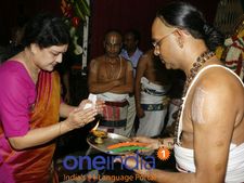 ஆடி வெள்ளிக் கிழமையன்று... மதுரை மீனாட்சி அம்மனை தரிசித்த சசிகலா! 