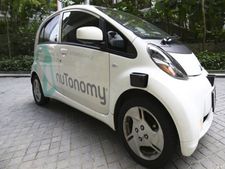 டிரைவர் இல்லாமல் இயங்கக்கூடிய தானியங்கி டாக்சி...முதன் முதலில் சிங்கப்பூரில் அறிமுகம் !