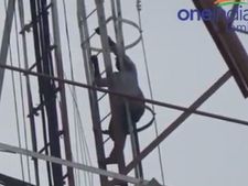 டீசல் விவகாரம்... செல்போன் டவரில் ஏறி காரசாரமாக சண்டை போட்ட டிரைவரும், மேனேஜரும்!
